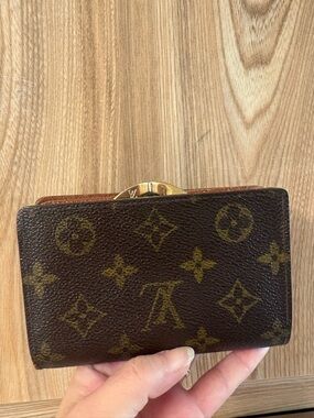 Auth Louis Vuitton monogram Kisslock wallet